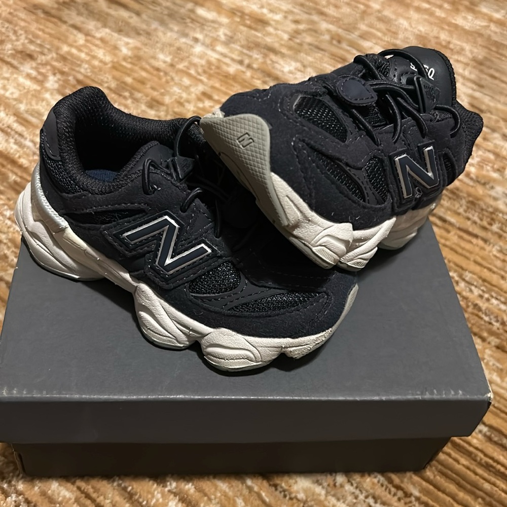 Toddler New Balance
9060
Size 7
Navy Blue